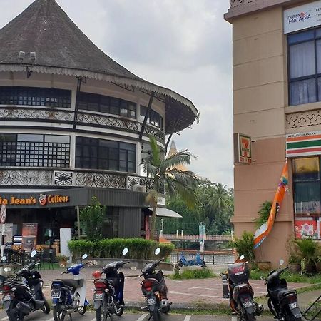 Lovely Waterfront Riverbank Suite With Pool Kuching Exterior photo