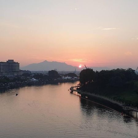 Lovely Waterfront Riverbank Suite With Pool Kuching Exterior photo