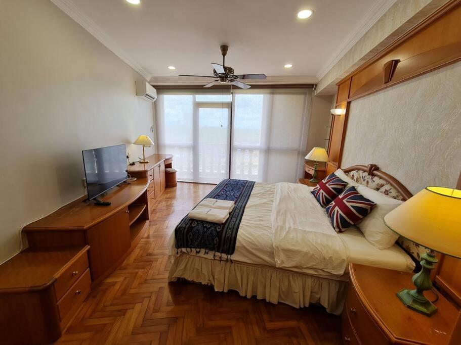 Lovely Waterfront Riverbank Suite With Pool Kuching Exterior photo
