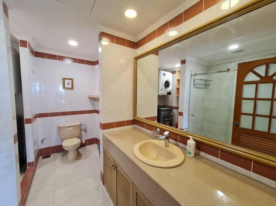Lovely Waterfront Riverbank Suite With Pool Kuching Exterior photo