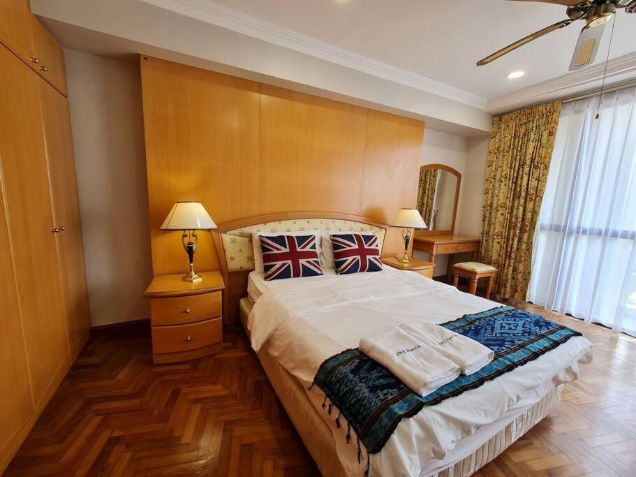 Lovely Waterfront Riverbank Suite With Pool Kuching Exterior photo