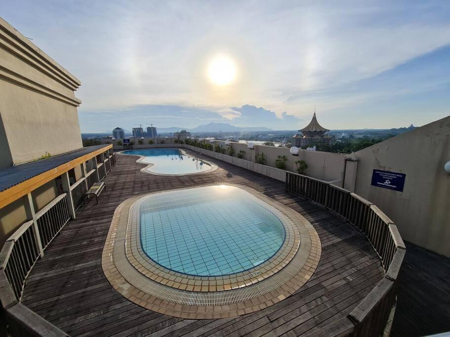 Lovely Waterfront Riverbank Suite With Pool Kuching Exterior photo